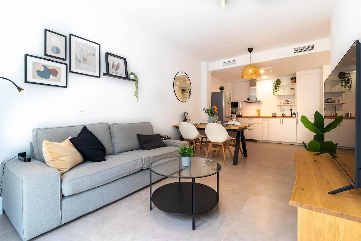 Charming Apartment In The Heart Of Mlaga Μάλαγα